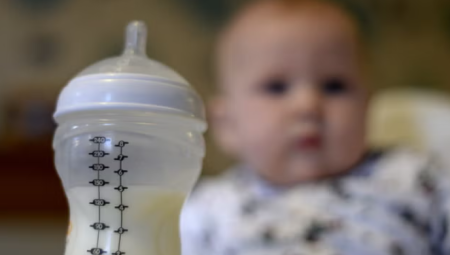 سحب دفعات من حليب الأطفال بعد اكتشاف مادة سامة قد تسبب الغثيان والقيء