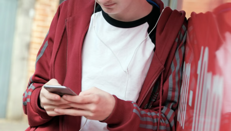 المراهقون تحت المراقبة: تجارب حظر وسائل التواصل الاجتماعي تبدأ في المملكة المتحدة