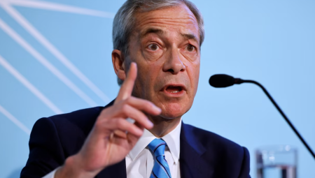 استطلاع: تأييد غالبية أعضاء حزب الإصلاح لترحيل البريطانيين غير البيض المولودين بالخارج