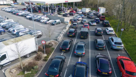 طوابير الـ 100 سيارة تجتاح محطات الوقود ببريطانيا عقب مقتل الخامنئي وتوترات مضيق هرمز