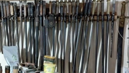 بعد العثور على 600 قطعة سلاح.. إدانة بريطاني مهووس بالنازية بتهم إرهابية