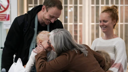 أولى رحلات الإجلاء البريطانية تحط في لندن وسط تحديات لوجستية وانتقادات لـ فوضى التنظيم