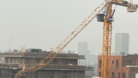 إجلاء أكثر من 100 شخص بعد انهيار رافعة في غرب لندن