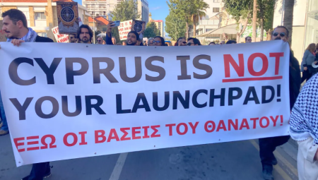 احتجاجات في قبرص تطالب بإنهاء الوجود العسكري البريطاني في الجزيرة