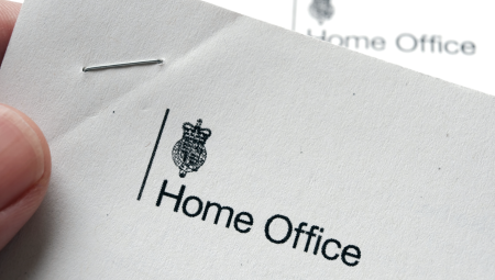 هام | بريطانيا تعدل في قوانين الهجرة: تشديد على اللجوء واستثناءات للحالات القائمة