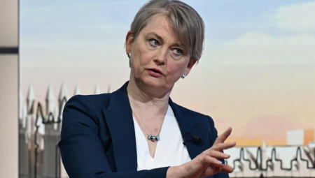 كوبر ترد على بلير وتدافع عن ستارمر: مصالح بريطانيا فوق كل اعتبار