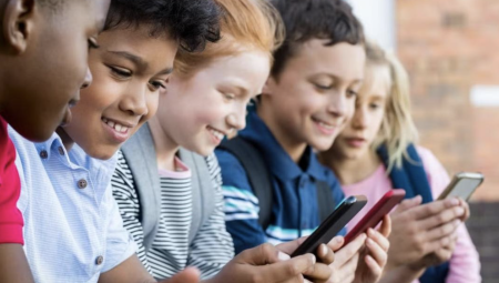 البرلمان البريطاني يرفض حظر وسائل التواصل لمن هم دون الـ 16.. والحكومة تبحث عن بدائل