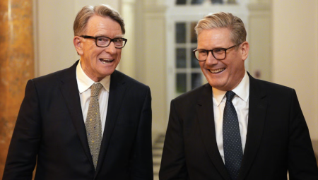 ستارمر يواجه خطر استقالات جديدة مع نشر رسائل ماندلسون