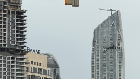 مقطع لهجوم إيراني يضع سائحًا بريطانيًا في قبضة القانون بدبي ضمن 20 متهمًا