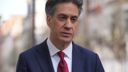 بريطانيا تدرس إرسال سفن وطائرات مسيّرة لكشف الألغام في مضيق هرمز