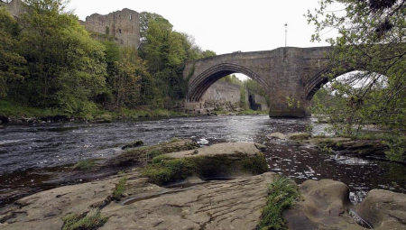 فجوة خطرة في جدار قلعة تاريحية تتسبب بوفاة امرأة وسقوطها في النهر