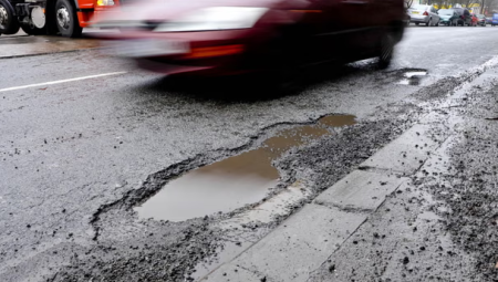 عار وطني: تراكم أعمال إصلاح الحفر يصل إلى 18.6 مليار جنيه إسترليني في إنجلترا وويلز