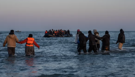 مسؤول بريطاني يحذر: الصراع مع إيران سيزيد من تدفق قوارب المهاجرين