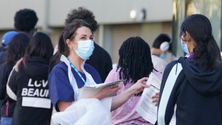 تفشي التهاب السحايا في كينت: NHS تُلزم الطاقم الطبي بارتداء الكمامات