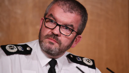 بعد عبور 60 ألف مهاجر عبر القوارب الصغيرة… استقالة قائد أمن الحدود البريطانية