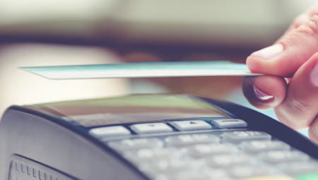 إلغاء حدّ 100 جنيه للمدفوعات اللاتلامسية في بريطانيا… مواكبة للتضخم أم مخاطرة بالاحتيال؟