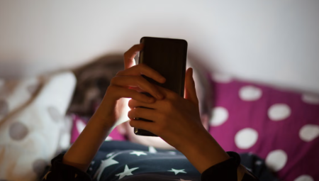 دراسة بريطانية تحذر: 3 ساعات على وسائل التواصل تفتح باب الاكتئاب والقلق للمراهقين