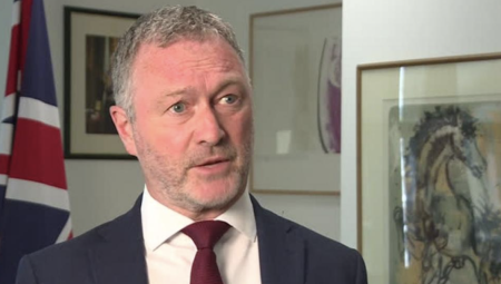 وزير الإسكان البريطاني: نحن في أمان والادعاءات بتهديد الصواريخ الإيرانية للندن مبالغ فيها