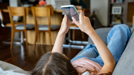 أول تجربة علمية عالمية: بريطانيا تختبر حظر وسائل التواصل الاجتماعي على المراهقين