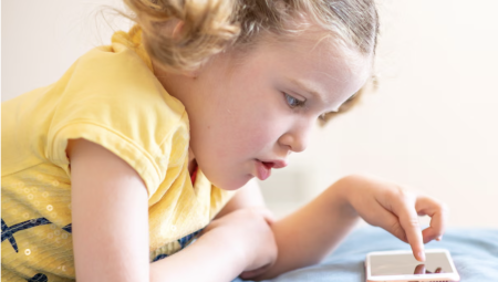 ساعة واحدة لا تكفي؟.. توجيهات بريطانية صارمة لإنقاذ الطفولة المبكرة من إدمان الشاشات