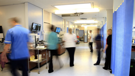 إنجلترا تواجه أطول إضراب للأطباء المقيمين في تاريخها: ستة أيام من الشلل الطبي المتوقع