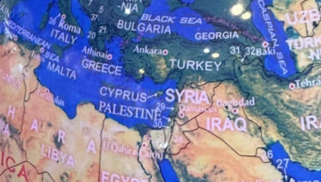 بعد موجة احتجاجات.. سيلفريدجز تسحب كرة أرضية أظهرت اسم فلسطين وأغفلت إسرائيل