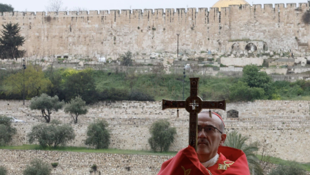في سابقة تاريخية”: إسرائيل تمنع بطريرك اللاتين من دخول كنيسة القيامة