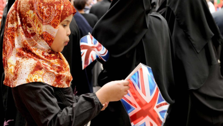 تقرير: نصف المسلمين في بريطانيا دون سن 25 عاماً