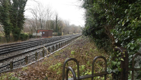 وفاة صبي بريطاني دهسًا بقطار أثناء استخدامه الهاتف المحمول في لندن