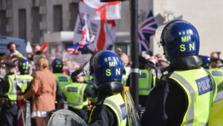 بيانات رسمية: اليمين المتطرف يتصدر إحالات برامج مكافحة الإرهاب في بريطانيا