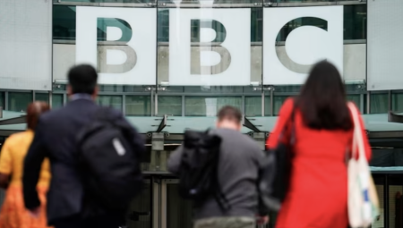 وزيرة الثقافة البريطانية تدافع عن BBC وتحذر من هجمات سياسية مستمرة