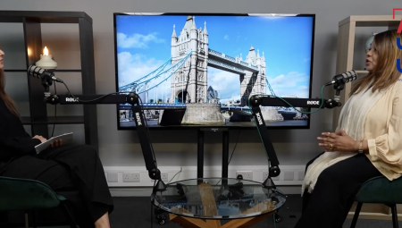 بين الحرية والمبادئ… منى آدم تكشف سر انجذابها لحزب الخضر البريطاني