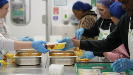 مئات الجمعيات الخيرية البريطانية ترفض إجبار اللاجئين على التطوع وتصفه بأنه استغلالي