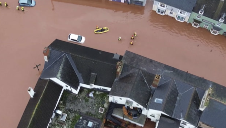 وفاة سيدة بريطانية جراء العاصفة كلوديا التي ضربت البرتغال وبريطانيا
