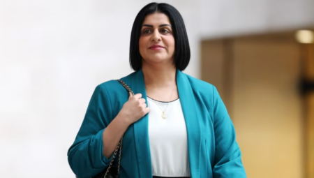 بريطانيا تمنح أصحاب الدخول المرتفعة الإقامة الدائمة خلال 3 سنوات وتترك الآخرين ينتظرون حتى 30 عامًا