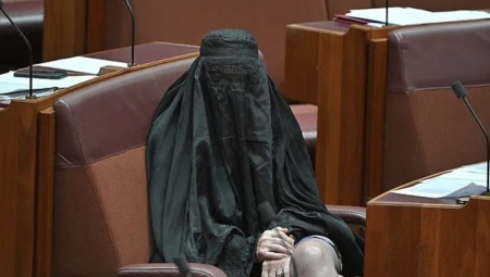 غضب في أستراليا بعد ارتداء برلمانية يمينية للنقاب داخل البرلمان احتجاجاً على رفض حظره