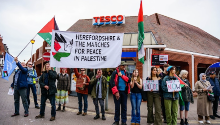 ناشطون يتحدّون تيسكو بعد معاقبة موظف رفض التعامل مع بضائع إسرائيلية