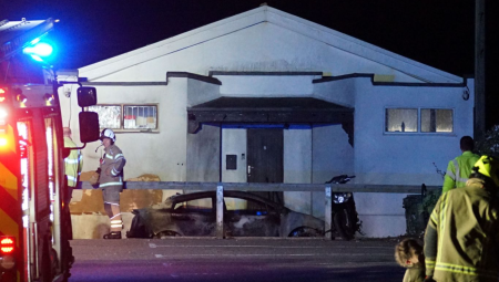 الشرطة البريطانية تحقق في حريق متعمد استهدف مسجدًا بشرق ساسكس