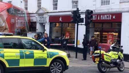 إصابة شخص إثر اصطدام حافلة بعيادة أسنان في ويستمنستر