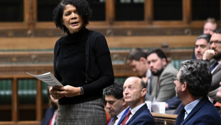 نوّاب بريطانيون يحذّرون من تكرار اضطرابات 2024 بسبب تفاقم المعلومات المضلّلة