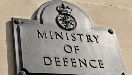 بريطانيا تُحقّق في تسريب ملفات عسكرية حسّاسة بعد هجوم إلكتروني