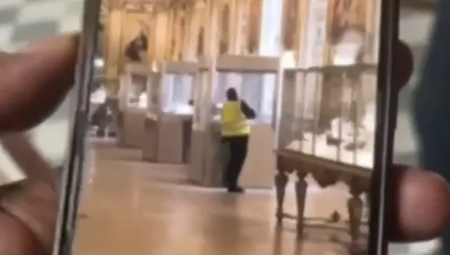 سطو جريء على متحف اللوفر بباريس: لصوص يتنكرون بزيّ عمّال ويسرقون مجوهرات نابليونية