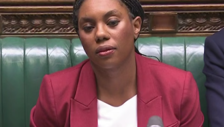 مكتب بادينوك: ترحيل المقيمين بشكل قانوني يتماشى مع سياسة المحافظين