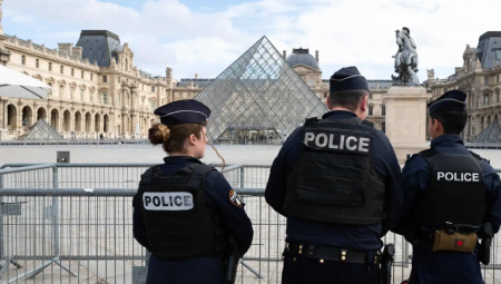 الشرطة الفرنسية تعتقل شخصين مشتبه بهما في سرقة مجوهرات ثمينة من متحف اللوفر