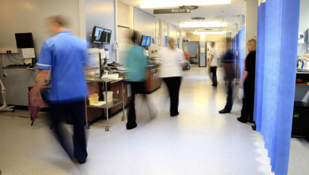 ارتفاع حوادث العنصرية ضد الممرضين في بريطانيا بنسبة 55% خلال ثلاث سنوات