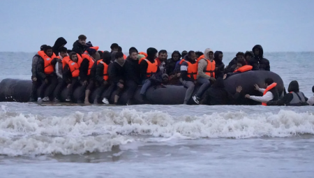 بريطانيا تخطط لنقل طالبي اللجوء من الفنادق إلى مواقع عسكرية