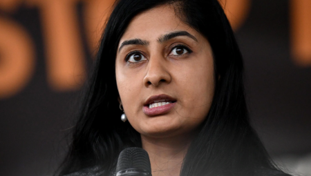 زارا سلطانة تشبه نايجل فاراج بهتلر وتحذر من خطورته