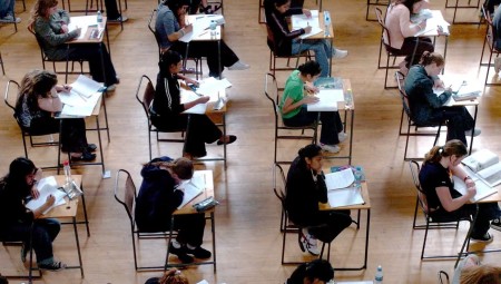 دراسة بريطانية: إجبار المراهقين على إعادة امتحانات GCSE يضر بصحتهم النفسية