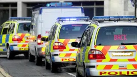 مقتل عدة أشخاص في حادث تصادم بين مركبة شرطة وسيارات أخرى