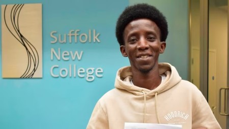 فرّ من حرب السودان إلى بريطانيا.. لاجئ يحقق حلمه بالنجاح في GCSE الرياضيات والإنجليزية
